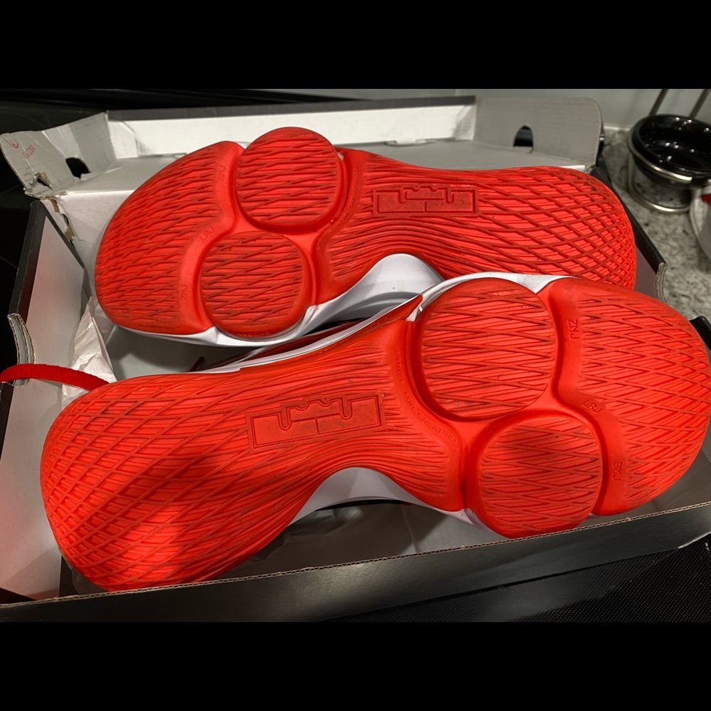 Lebron Witness V - Picture 3 of 4